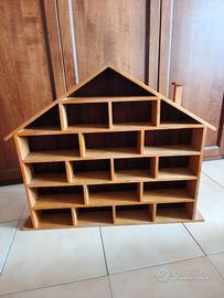 Bacheca/espositore in legno a forma di casetta