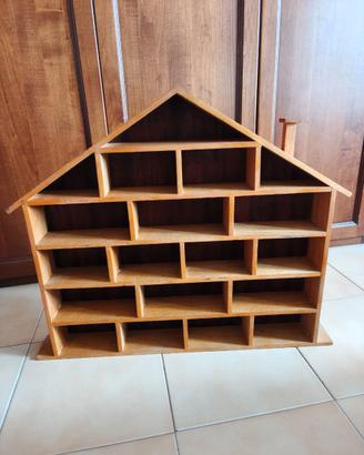 Bacheca/espositore in legno a forma di casetta