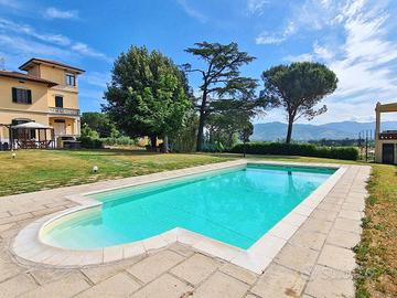 Villa di 350 m² con più di 5 locali e box auto a M
