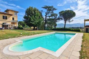 Villa di 350 m² con più di 5 locali e box auto a M