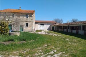 Vendita casa colonica e capannone