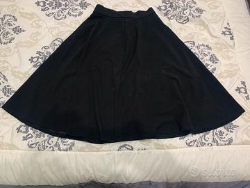 Gonna nera taglia S maarchiata shein