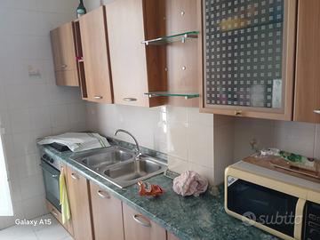 Cucina completa, forno, lavello, tavolo e sedie