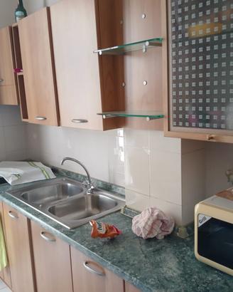 Cucina completa, forno, lavello, tavolo e sedie