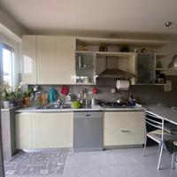 Cucina Scavolini con penisola in marmo di Carrara