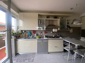 Cucina Scavolini con penisola in marmo di Carrara