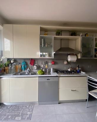 Cucina Scavolini con penisola in marmo di Carrara