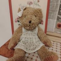Deliziosa orsetta da collezione con abito in pizzo