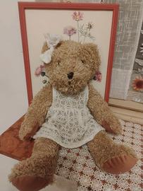 Deliziosa orsetta da collezione con abito in pizzo