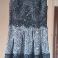 vestito  di color grigio