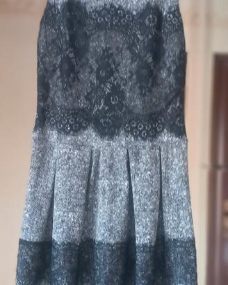 vestito  di color grigio