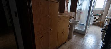 Mobile bagno con specchiera, porta biancheria