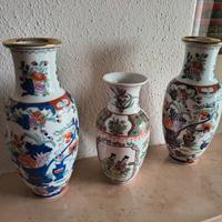 Tris di vasi cinesi in porcellana decorata