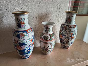 Tris di vasi cinesi in porcellana decorata