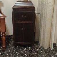 Grammofono a manovella con mobile porta dischi – V