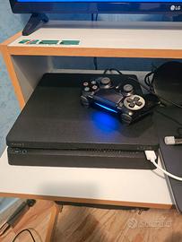 Playstation 4 slim con Fifa 23 e controller