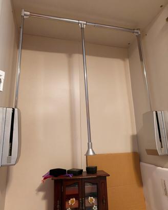 Coppia di porta abiti basculante per armadio 