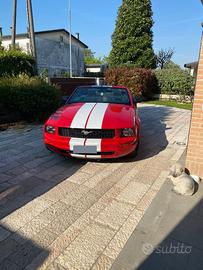 Ford Mustang Convertible V6 automatica