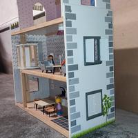 Casa delle bambole in legno