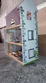 Casa delle bambole in legno