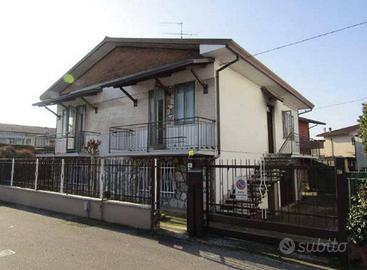 Immobile in asta di 211 m² con 4 locali e box auto