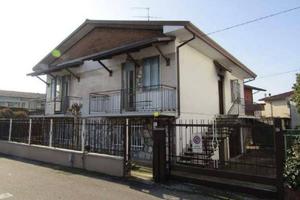 Immobile in asta di 211 m² con 4 locali e box auto