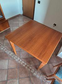 Tavolo in legno massello allungabile + 4 sedie