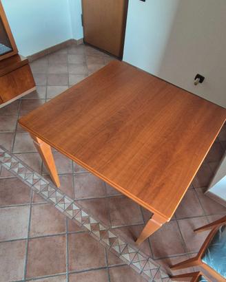 Tavolo in legno massello allungabile + 4 sedie