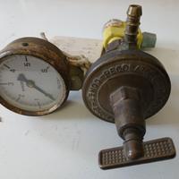 Antico regolatore con manometro vintage