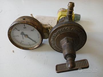 Antico regolatore con manometro vintage