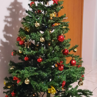 Albero di Natale con addobbi
