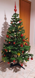 Albero di Natale con addobbi