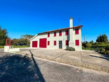 Casa singola su due livelli con magazzini