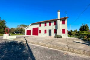 Casa singola su due livelli con magazzini