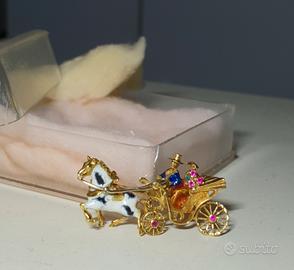 Spilla Calesse in Oro 18 carati 