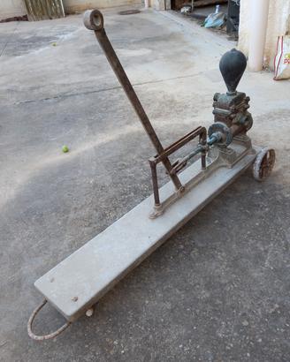 Pompa manuale per travaso vino. Antiquariato