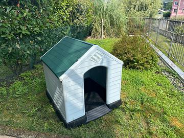 Cuccia per il can taglia grande nel giardino