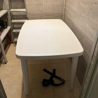 Tavolo in plastica bianco
