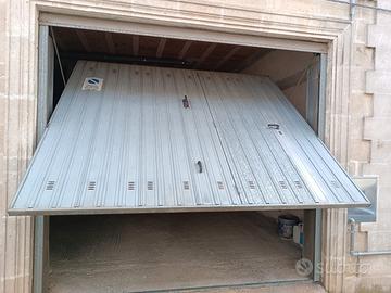 Portone basculante con porta pedonale integrata