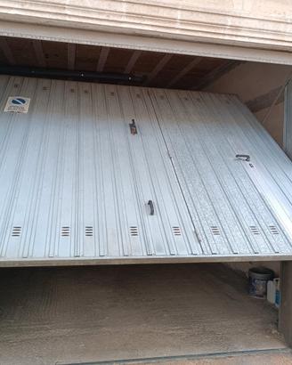 Portone basculante con porta pedonale integrata