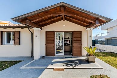 Bifamiliare su un livello con giardino su tre lati