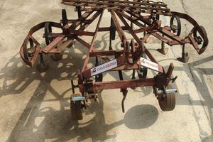 Vibrocult regolabile