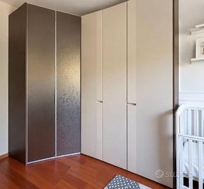 Armadio angolare con ante vetro bronzato 267x128