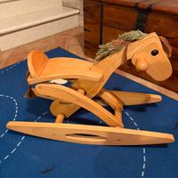 Cavallo a dondolo in legno .