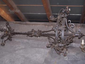 Lampadario in ferro battuto antico