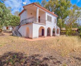 Villa bilivelli immersa nel verde