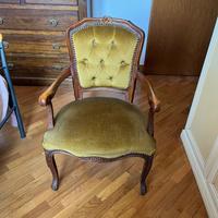 Poltrona vintage anni ’60 in legno con capitonné