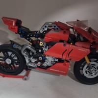 LEGO Technic Ducati Panigale V4 R (42107). (Gia mo