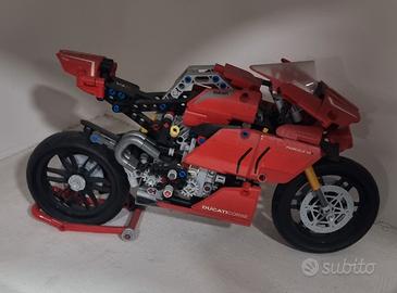 LEGO Technic Ducati Panigale V4 R (42107). (Gia mo