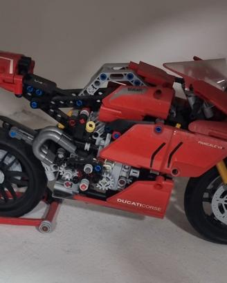LEGO Technic Ducati Panigale V4 R (42107). (Gia mo